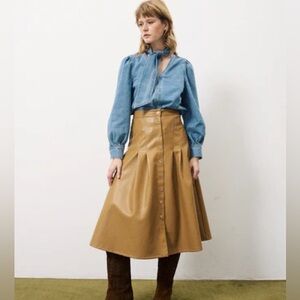 FRNCH -EDANA CAMEL SKIRT
Mid-length faux leather skirt • Button